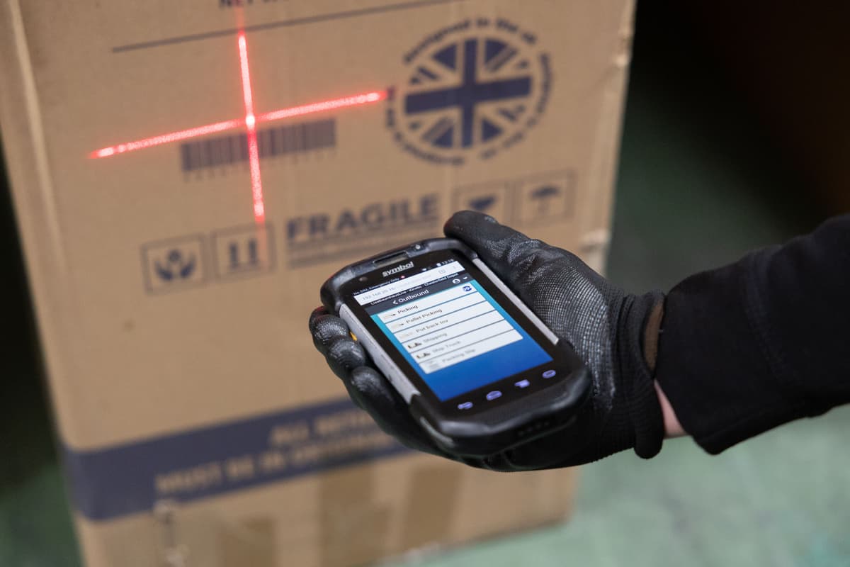 Zebra-scanner-scanning-a-box-in-the-warehouse.jpg
